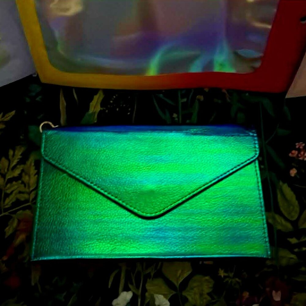 Pengems Jet Set Wristlet Global Iridescent Green